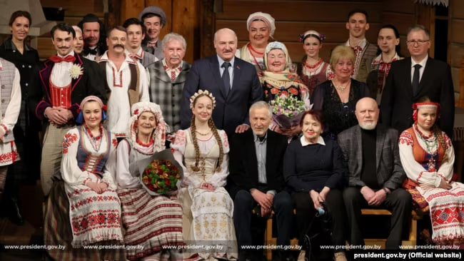 Lukašenka z abnoŭlienaj trupaj Kupalaŭskaha teatru, kudy ŭvajšli rasiejskija pravincyjnyja aktory