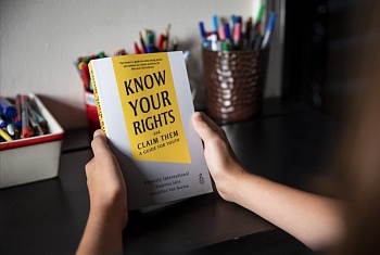 Amnesty International і Анджаліна Джалі выпусцілі кнігу пра правы дзіцяці. У ёй ёсць і пра падлетка з Беларусі
