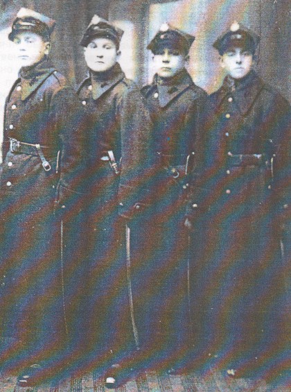 Мустафа Абрамовіч (першы справа) падчас службы ў 13-м уланскім палку. Новая Вільня, 1938 г.