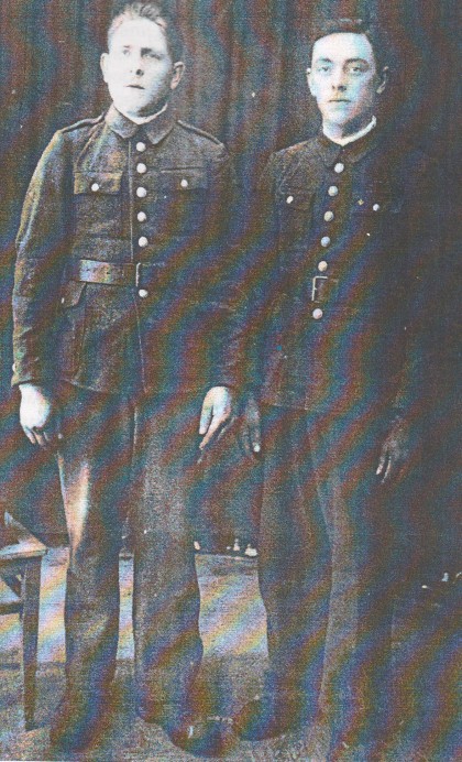 Мустафа Абрамовіч (справа) у савецкім палоне. Крывы Рог, снежань, 1939 г.